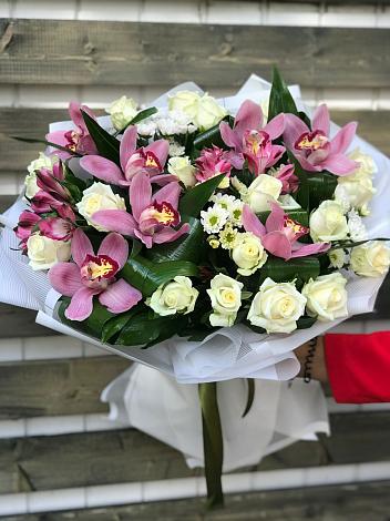 Букет цветов из: Розы и Хризантемы в Сенном Краснодарский край