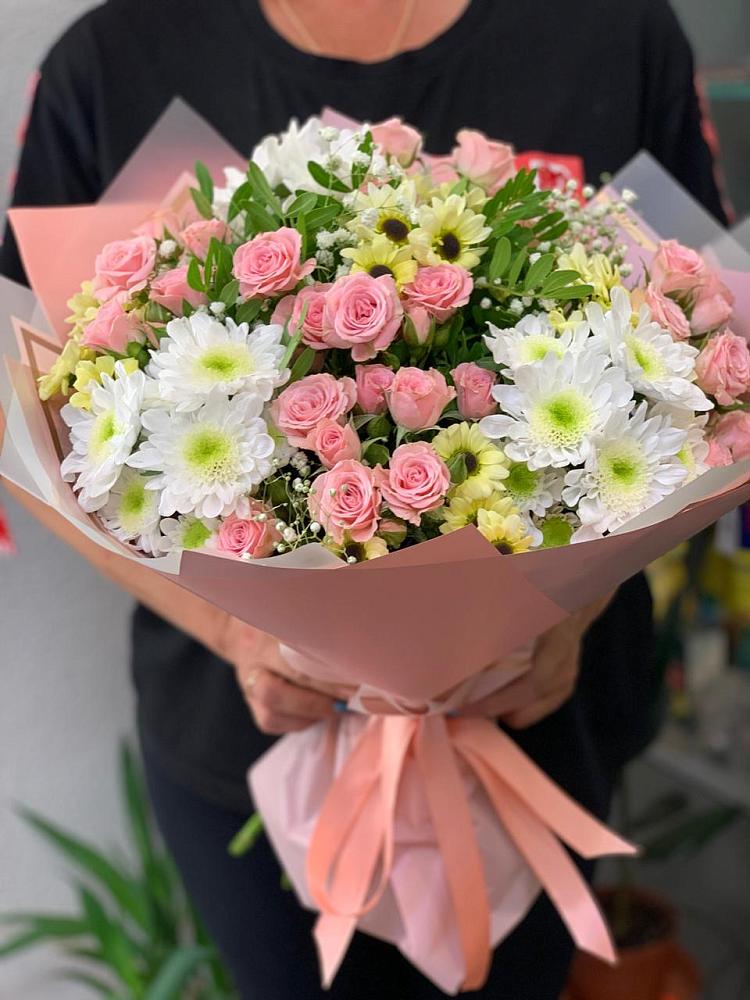 Букет цветов из: Розы и Хризантемы в Сенном Краснодарский край