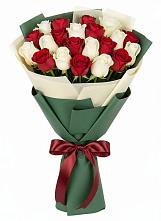 Букет Микс из красных и белых роз в Сенном Краснодарский край