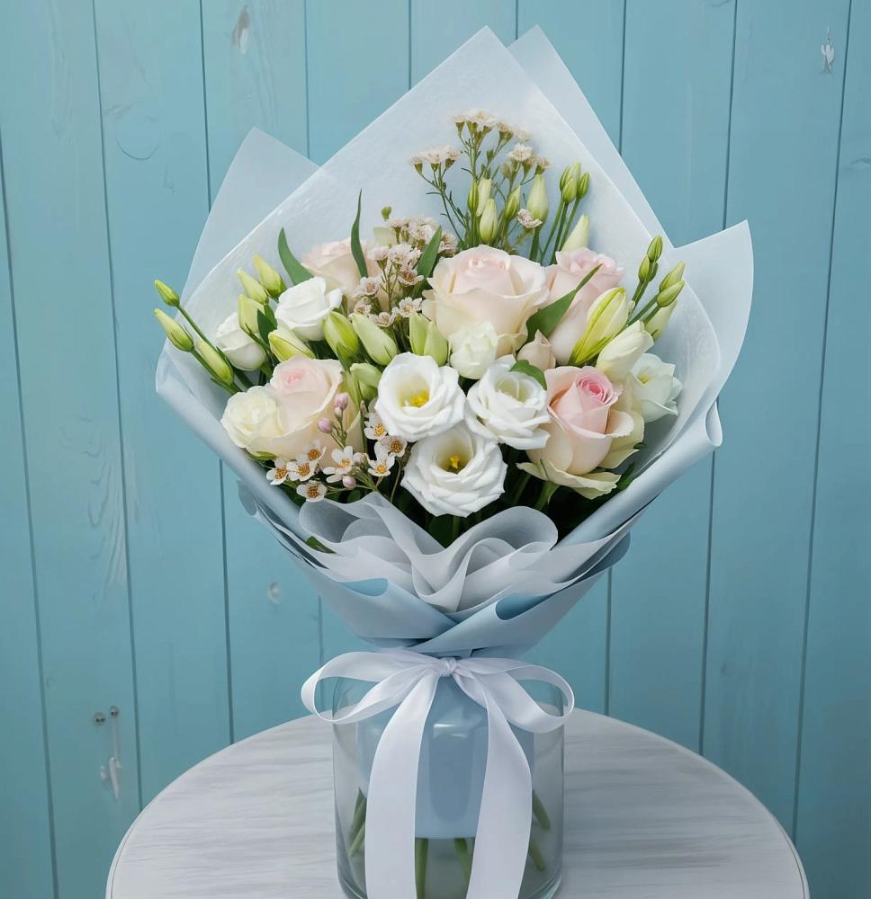 Букет цветов из: Розы и Лизиантусы в Сенном Краснодарский край