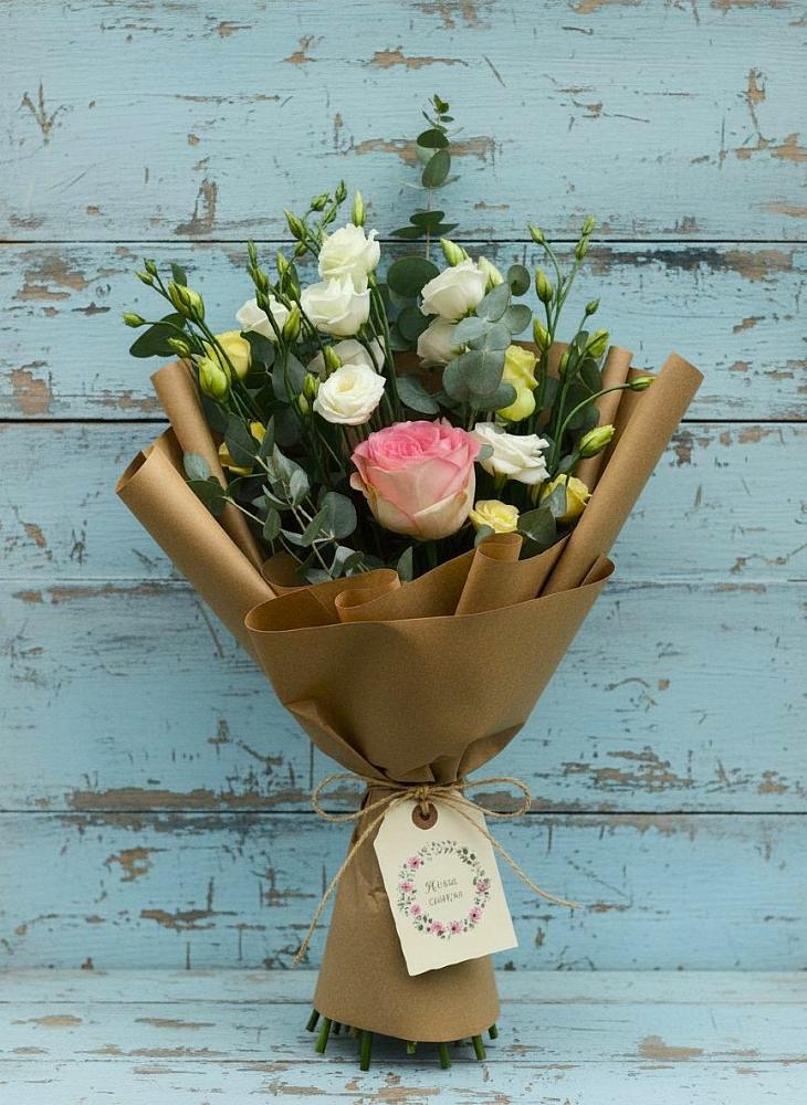 Букет цветов из: Розы и Лизиантусы в Сенном Краснодарский край