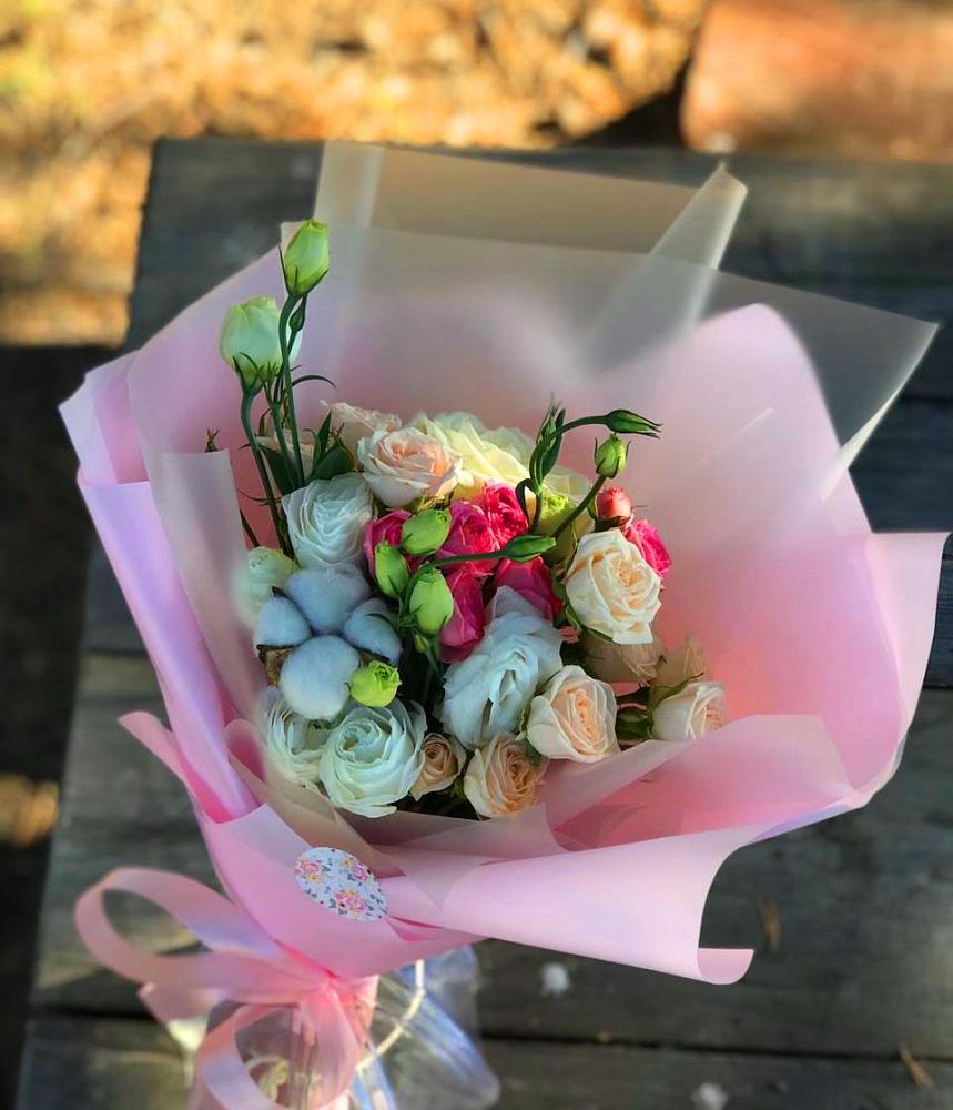 Букет цветов из: Розы и Лизиантусы в Сенном Краснодарский край