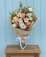 Букет цветов из:  Альстромерии, Лизиантусы, Розы и Хризантемы в Сенном Краснодарский край