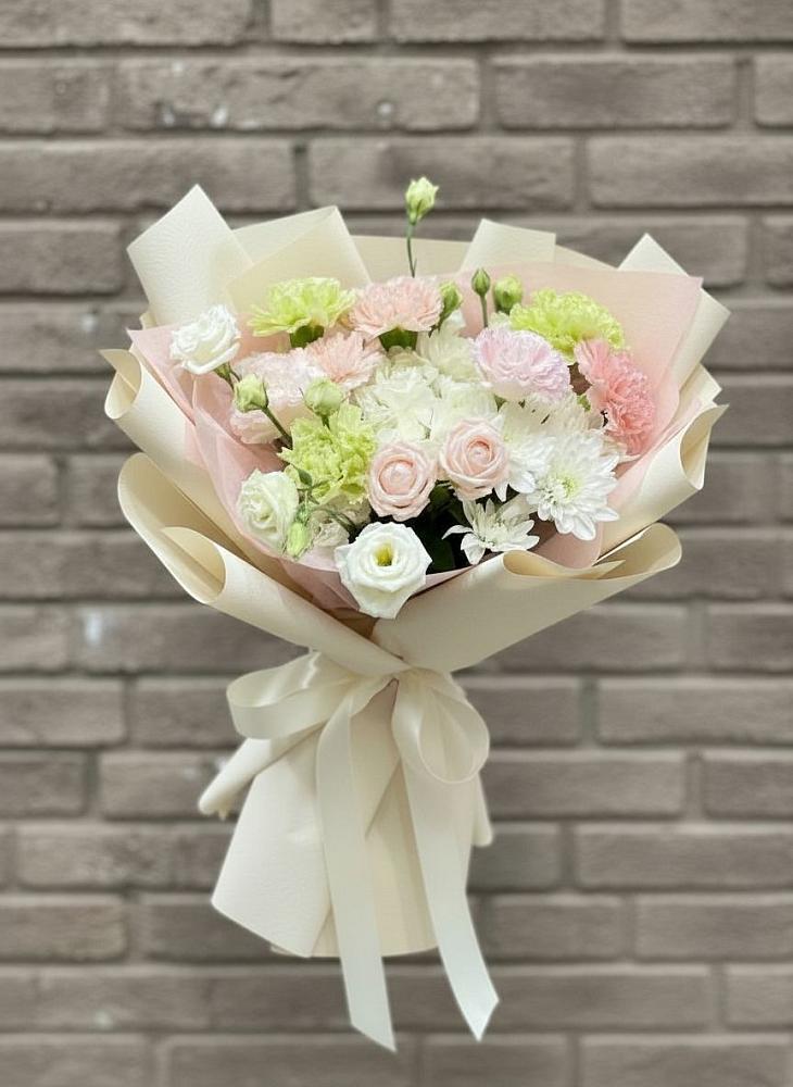 Букет цветов из: Гвоздики, Розы, Лизиантусы и Хризантемы в Сенном Краснодарский край