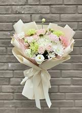 Букет цветов из:  Гвоздики, Розы, Лизиантусы и Хризантемы #REPLACE_PRED# Сенном Краснодарский край