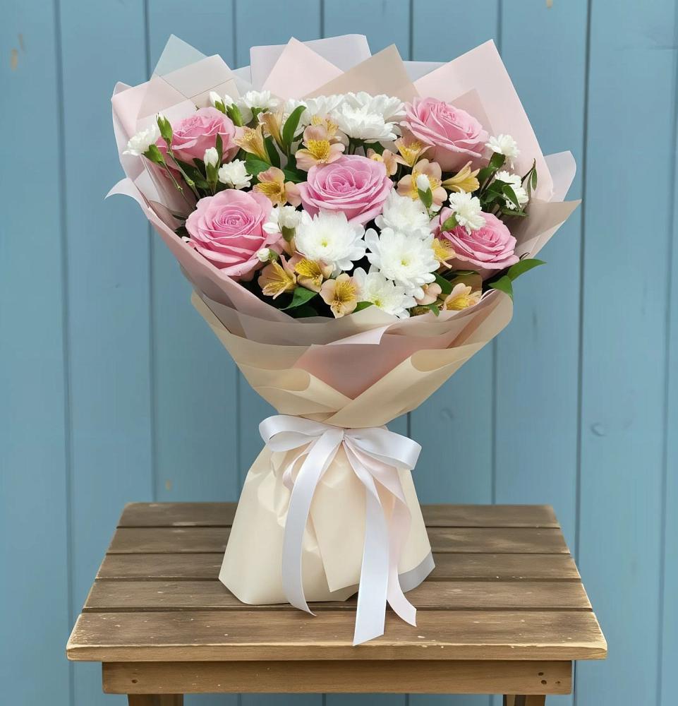 Букет цветов из: Гвоздики, Орхидеи и Розы в Сенном Краснодарский край