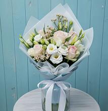 Букет цветов из:  Розы и Лизиантусы в Сенном Краснодарский край