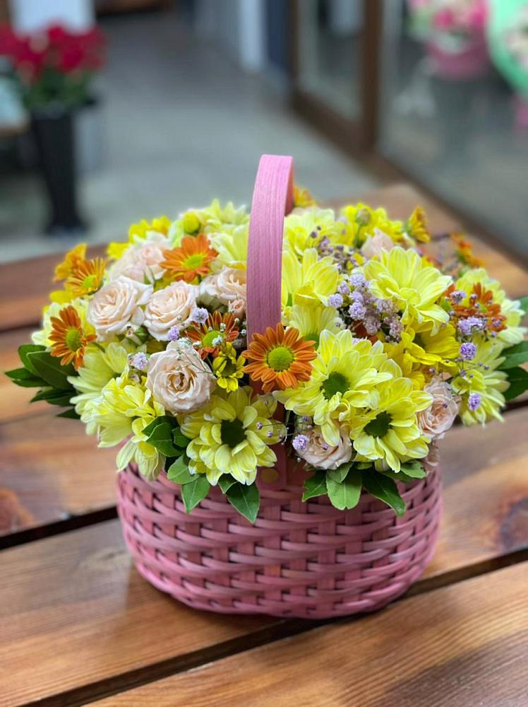 Цветочная композиция из Хризантемы и Розы в корзине в Сенном Краснодарский край