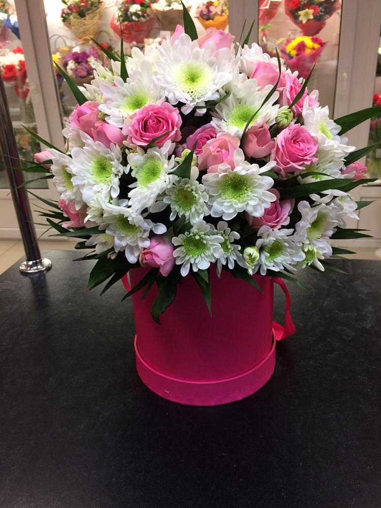 Цветочная композиция из Розы и Хризантемы в шляпной коробке в Сенном Краснодарский край