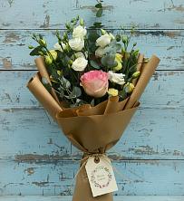 Букет цветов из:  Розы и Лизиантусы в Сенном Краснодарский край