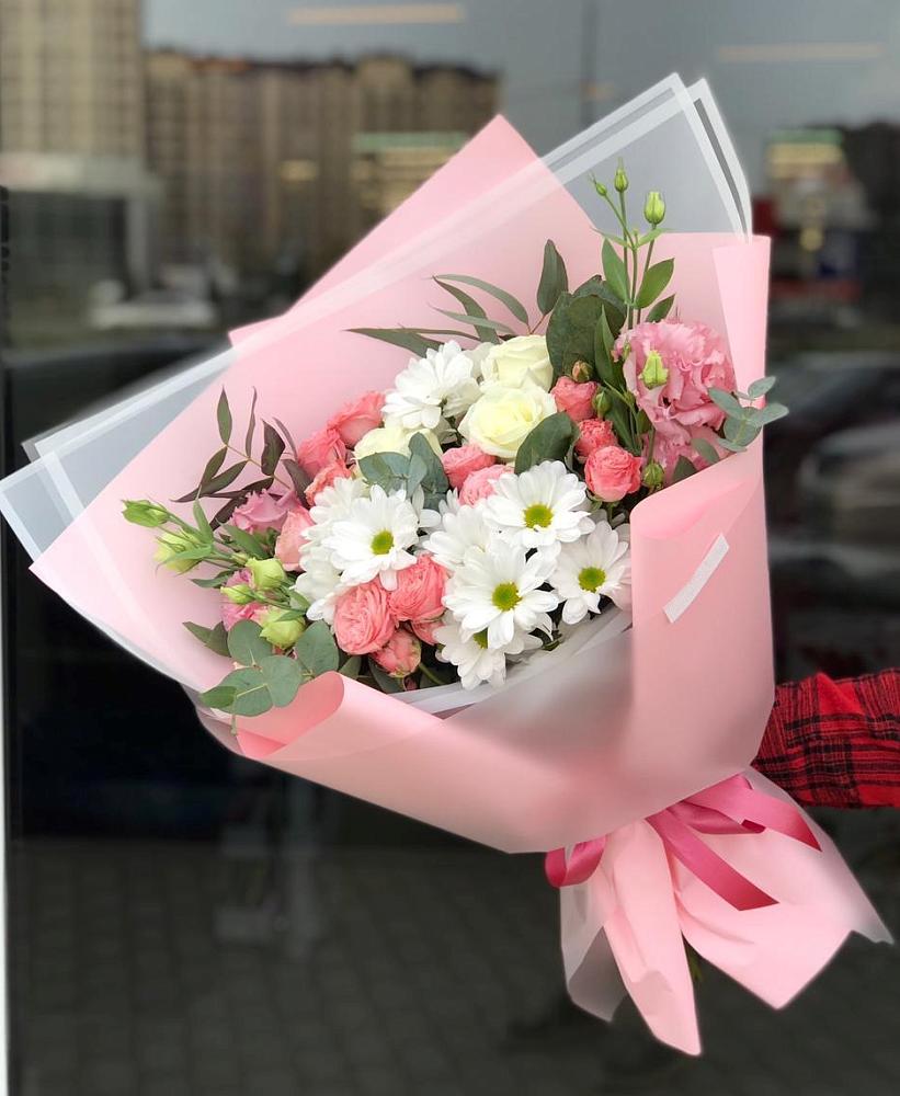 Букет нежный в Сенном Краснодарский край Букет цветов из: Розы, Лизиантусы и Хризантемы в Сенном Краснодарский край