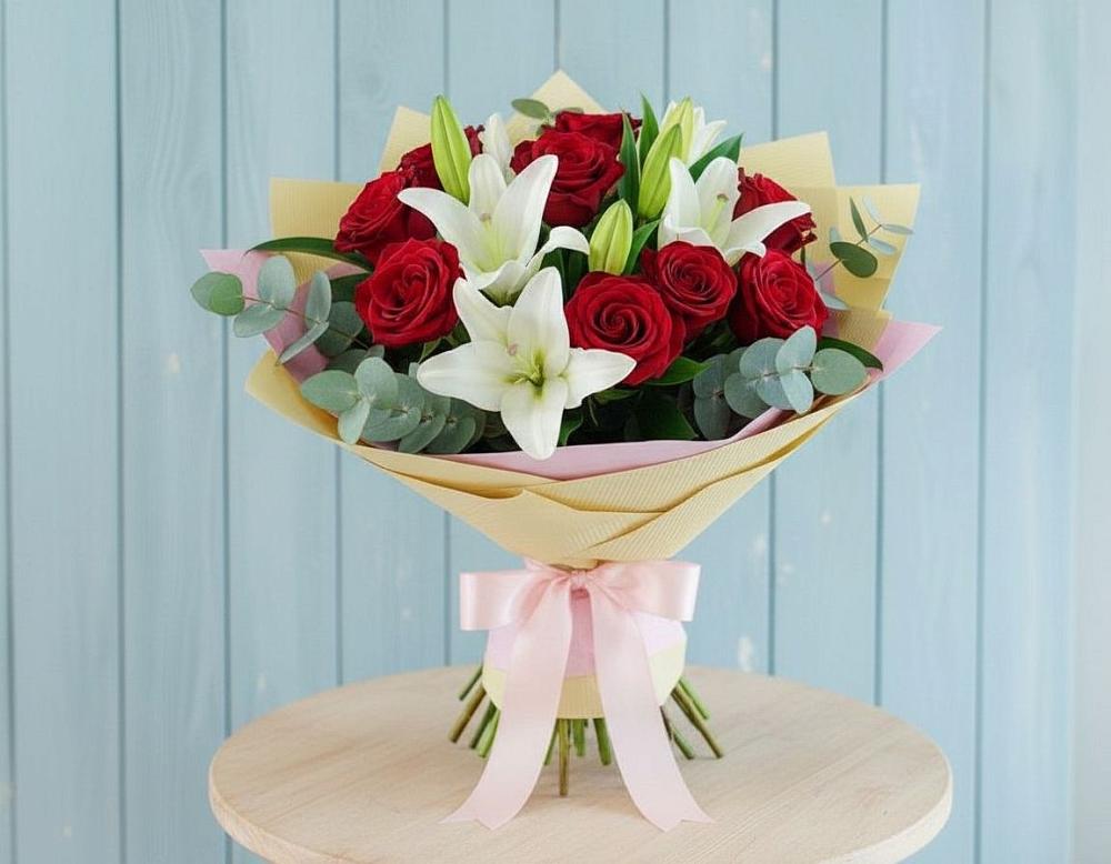 Букет цветов из: Лилии и Розы в Сенном Краснодарский край